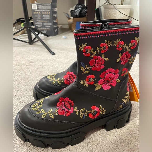 NWT Farm Rio|| Rose Embroidered Black Combat Mid Lug Boots Size 7 - Picture 4 of 9
